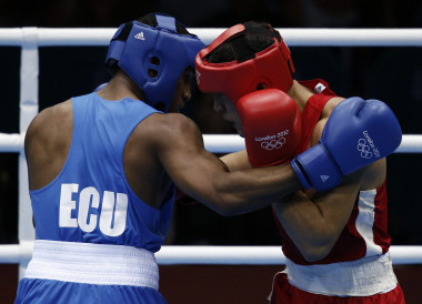 <p>La supresión del casco en Río 2016 solo se aplicará en los hombres. En la foto, combate entre el ecuatoriano Carlos Góngora Mercado (azul) y el kazajo Adilbek Niyazymbeto. Imagen: EFE</p>