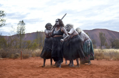<p>El tradicional baile de una mujer de la región de Uluru en el norte de Australia. / EFE</p>