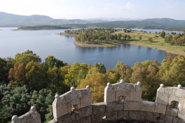 <p>Vista del embalse desde el castillo de Granadilla. La mayoría de las tierras fértiles fueron inundadas por la masa de agua. / Laura Chaparro</p>