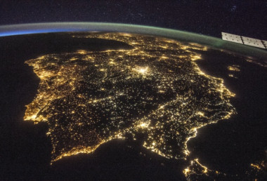 <p>España es uno de los países más iluminados del mundo. En la imagen, iluminación nocturna en la península ibérica tomada desde la Estación Espacial Internacional. / NASA</p>