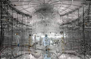 <p>Las paredes internas del tanque de agua del experimento GERDA están cubiertas por una lámina reflectante que mejora la detección de la luz. / K. Freund, GERDA collaboration</p>
