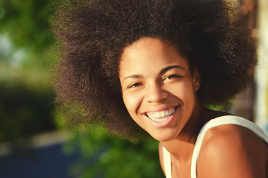 <p>Las mujeres negras, latinas en indias usan más productos de belleza para alisar sus cabellos y blanquear sus pieles. Muchos de esos productos químicos son dañinos para la salud. / Adobe Stock</p>
