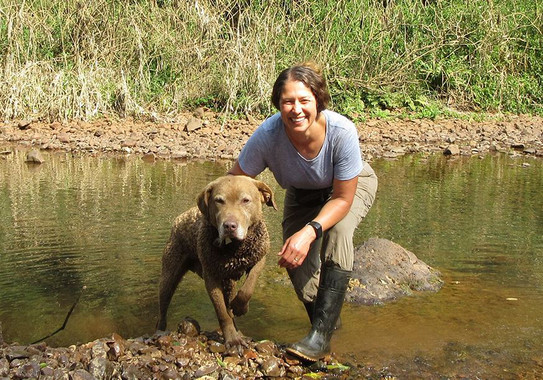 <p>La investigadora Karen DeMatteo y el perro llamado Train tienen una misión: preservar el hábitat de varias especies de carnívoros en los bosques de Argentina / Cortesía de Karen DeMatteo</p>