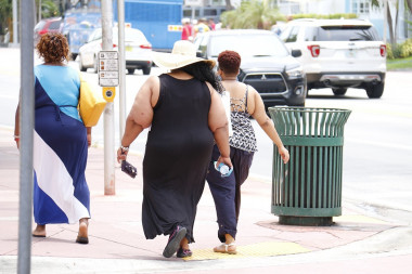 <p>Mujeres con sobrepeso paseando. / Pixabay</p>