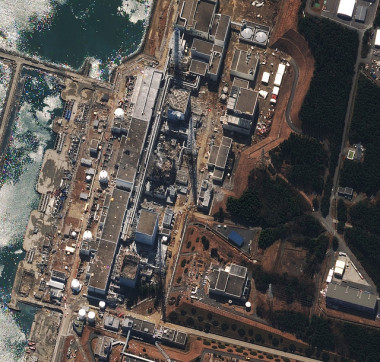 <p>Central nuclear de Fukushima tras el terremoto y el tsunami. Crédito (cc): Digital Globe.</p>