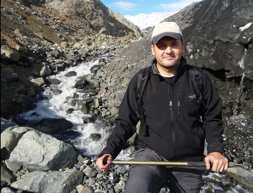 <p>El astrobiólogo Alberto G. Fairén buscando ambientes <a href="http://www.agenciasinc.es/Noticias/Curiosity-viaja-por-antiguos-glaciares-marcianos" target="_blank">análogos de Marte</a> en un glaciar del Artico. / Cornell University</p>