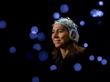 <p>Ana Maiques posa con el casco de lectura y electroestimulación cerebral Starstim de Neuroelectrics. / Doug Levy</p>