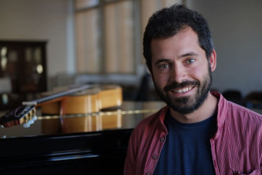 <p>Al biólogo español Francisco Cornejo, seleccionado por la Unión Europa en el 20 aniversario de las becas Marie Curie, siempre le acompaña su guitarra. / Marta Palomo</p>