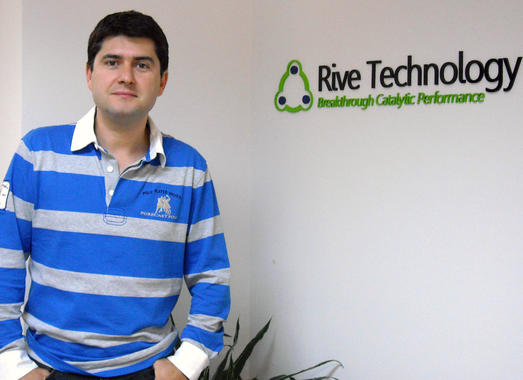 <p>Javier García-Martínez, al lado del logo de Rive Tecnology, la compañia que creó en Boston en 2004. Imagen: Eric Li.</p>