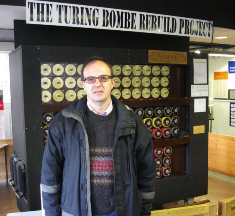 Luis Hernández junto a una reconstrucción de la bomba de Turing- CSIC Luis Hernández junto a una reconstrucción de la bomba de Turing- CSIC