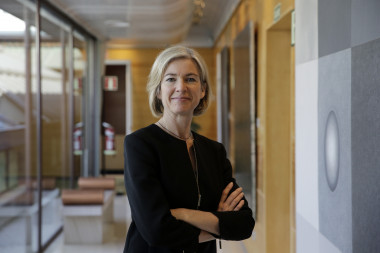 <p>Jennifer Doudna, catedrática de Química y Biología Molecular de la Universidad de California, en la sede de la Fundación BBVA, en Madrid, donde recogió el premio Fronteras del Conocimiento en la categoría de Biomedicina. / <a href="http://www.agenciasinc.es/En-exclusiva/PROGRAMADOS/Jennifer-Doudna-coinventora-de-CRISPR-Cas9-pide-precaucion-en-su-uso" target="_blank">Imagen</a>: Olmo Calvo / SINC</p>