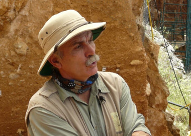 <p>Eudald Carbonell en Atapuerca. / Fundación Atapuerca</p>