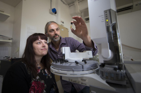 Jochen Brocks y Amber Jarrett con una muestra de aceite de las rocas sedimentarias antiguas estudiadas / Stuart Hay, ANU