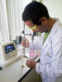 Ceferino Carrera, uno de los autores del trabajo, durante la extracción de los aminoácidos. / Fundación Descubre.
