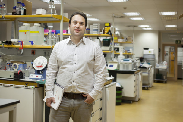 El investigador Héctor Peinado en su laboratorio. /CNIO