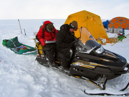 ALex Crawford (izquierda) y Mike MacFerrin (derecha) se preparan para conducir una moto de nieve con radar de penetración terrestre para medir la extensión de la losa de Groenlandia en 2013 / Karen Alley / CU Boulder / Wooster College