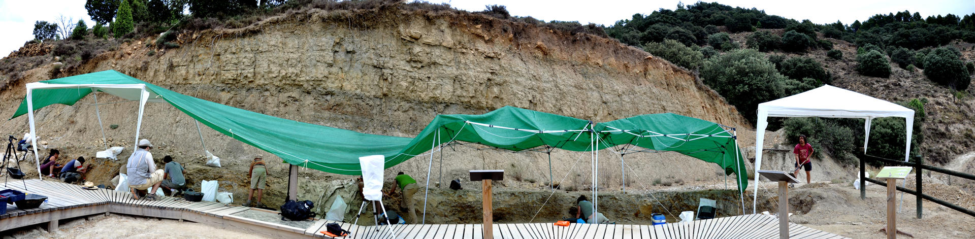 Un grupo de paleontólogos trabajando en el yacimiento de Cinctorres (Castellón) en el que han aparecido los restos fósiles del nuevo dinosaurio / Grup Guix de Villareal