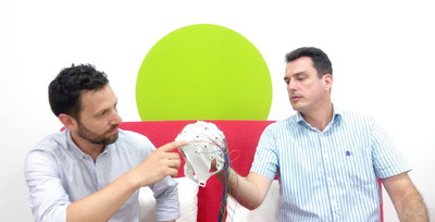 Jon Andoni Duñabeitia y Alejandro Pérez con el casco para la EEG. / BCBL