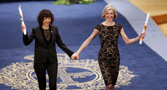 Emmanuelle Charpentier (i) y Jennifer Doudna (d) tras recibir de manos del rey Felipe VI el Premio Princesa de Asturias de Investigación Científica y Técnica 2015