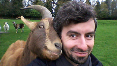 Christian Nawroth y una cabra.