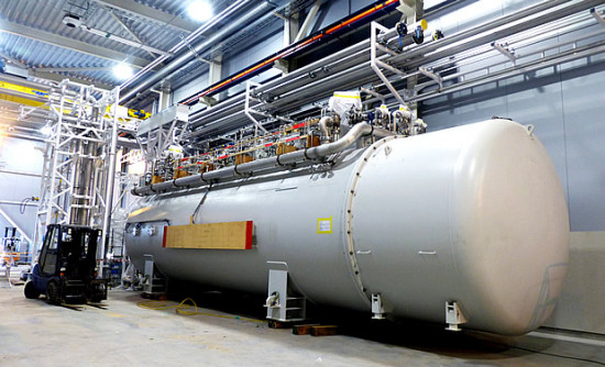 El mes pasado llegó a la ESS el sistema de criogenia Coldbox de 50 toneladas. Este recipiente enfriará la temperatura del helio líquido a -271 grados centígrados y se usará para mantener la temperatura de las cavidades superconductoras que aceleran el haz de protones. / ESS