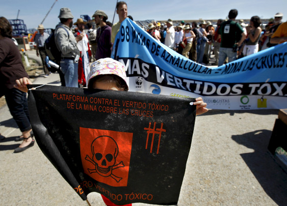 Manifestantes durante la conmemoración del décimo aniversario del desastre ecológico de la Mina de Aznalcóllar / EFE