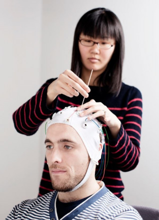 En la imagen, electroencefalografía o EEG utilizada en el experimento. / BCBL