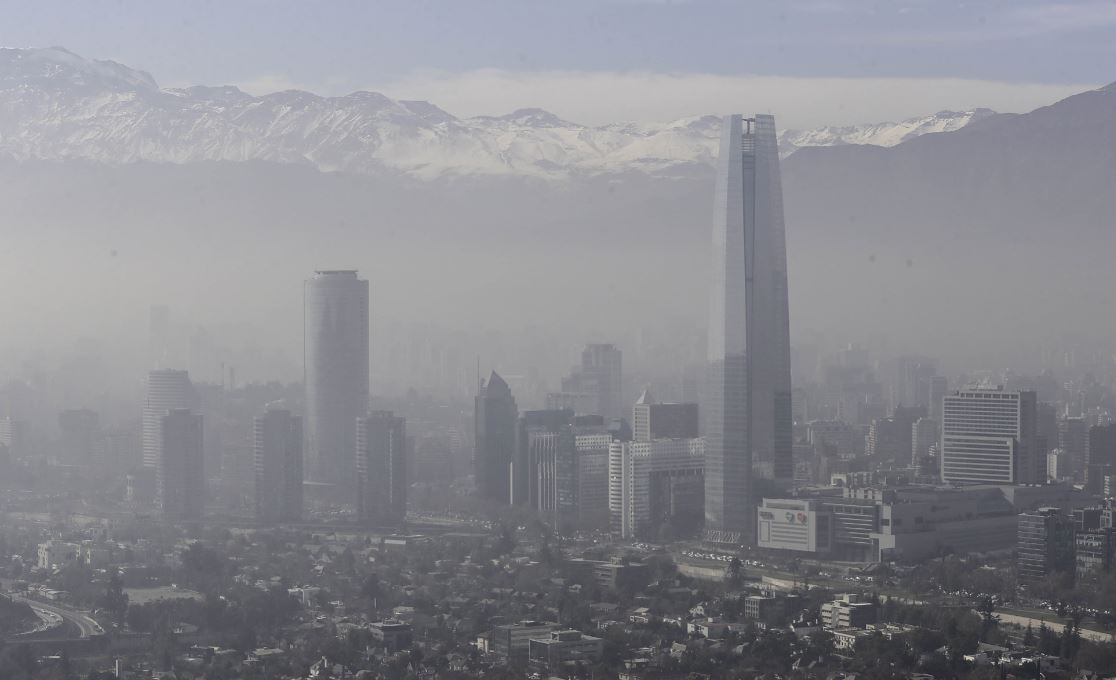 Vista panorámica de Santiago de Chile con altos niveles de contaminación. / ©EFE/Alberto Valdés