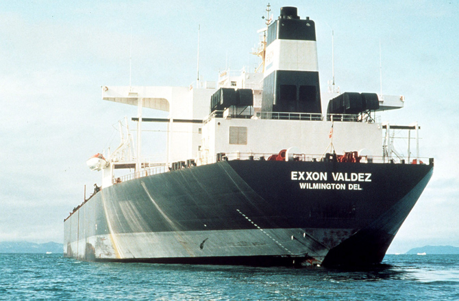 El buque petrolero Exxon Valdez se mantiene a flote tras encallar contra un arrecife en el estrecho del príncipe Guillermo en Alaska