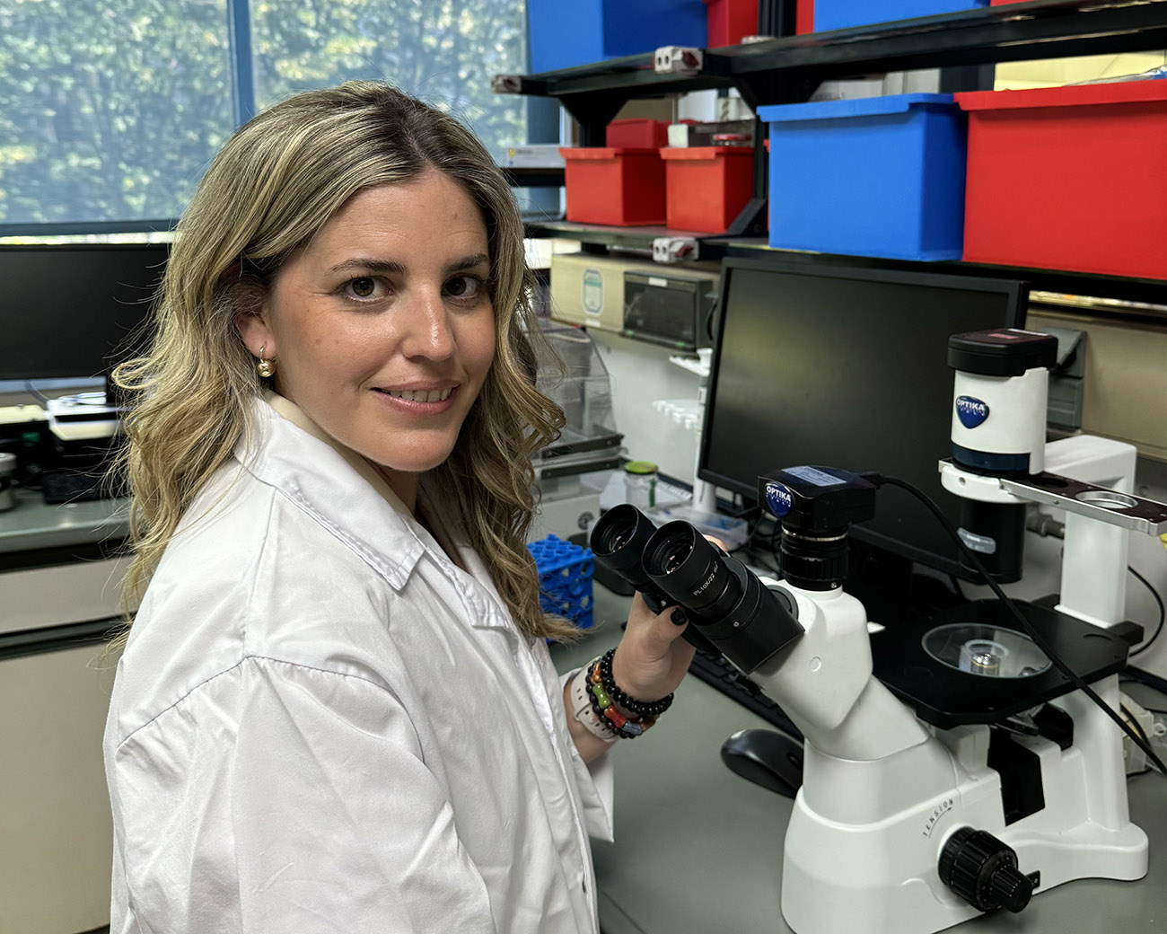 El proyecto de Paula Mayorga-Burrezo se centra en el desarrollo de nanozimas fotocatalíticas orgánicas y quirales . / María Jesús Ortiz Aguayo