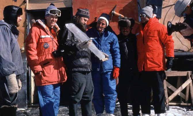 Claude Lorius junto a científicos soviéticos y estadounidenses observando una muestra de hielo en Vostok en 1984.