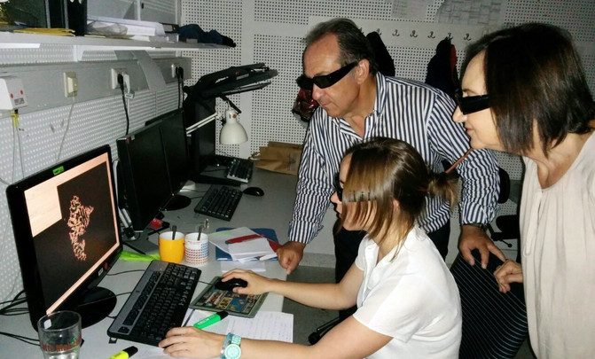 Las gafas y monitores 3D permiten apreciar mejor los detalles estructurales de la deoxirribozima. / A. Ponce-Salvatierra