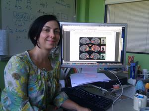 Ayse Saygin en su despacho, donde estudia las reacciones del cerebro ante los robots.
