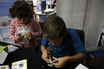 Los niños programan sus robots de lego con Crea robótica educativa. Olmo Calvo_Sinc