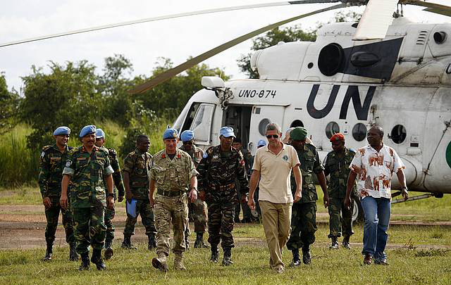Luis Arranz junto a soldados con la boina azul de la ONU. / Nuria Ortega