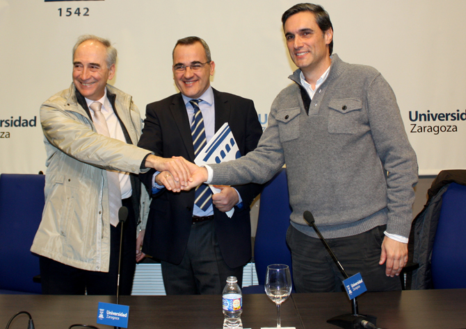Manuel Arruebo, a  la derecha, acompañado de Luis Miguel García Vinuesa ,  vicerrector de Política Científica  (centro) y Ricardo Ibarra,  director del Instituto de Nanociencia de Aragón. / UniZar