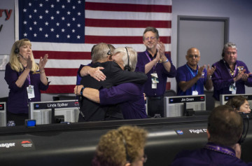 Earl Maize, director del programa Cassini de la NASA en el Jet Propulsion Laboratory, y Julie Webster, gerente de operaciones de la misión, se abrazan en un momento emotivo para todo el equipo. / NASA / Joel Kowsky