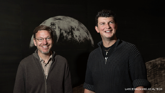 Michael Brown (a la izquierda), famoso por haberle quitado el estatus de planeta a Plutón, junto a su colega Konstantin Batygin. / Lance Hayashida/Caltech