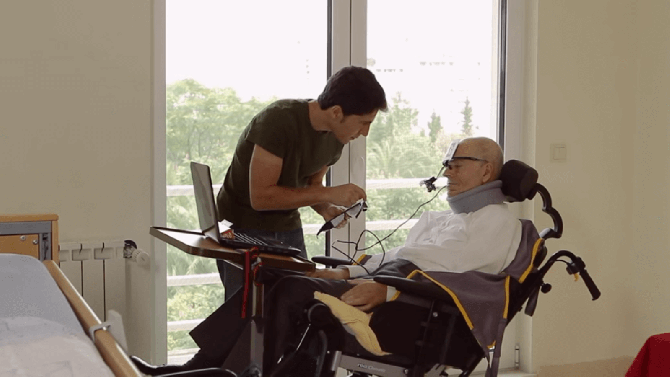 Ivo Vieira prueba un prototipo de las gafas EyeSpeak en su padre. / LusoVu