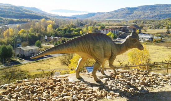 Reconstrucción de Arenysaurus ardevoli en el pueblo de Arén, en Huesca. / Diego Castanera.