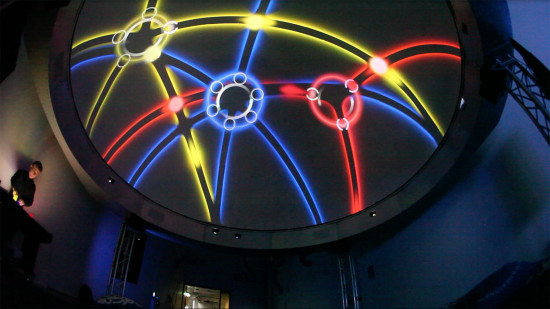 Actuación dentro de un planetario con el interfaz diseñado por James Hullick