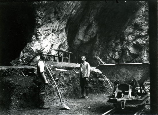 Excavaciones a la entrada de la cueva de Hohlenstein-Stadel en 1937, año en que se descubrió el fémur de Neanderthal / © Photo Museum Ulm