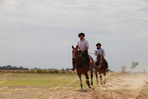 Gauchos montando a caballo
