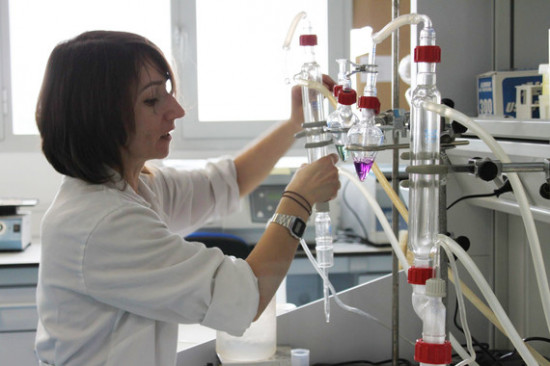 Investigadora durante los ensayos en laboratorio / Fundación Descubre