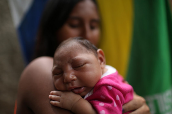 Una madre sostiene a su hija de un mes afectada con microcefalia provocada por el efecto del virus Zika durante la gestación. / EFE/ Antonio Lacerda.