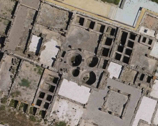 Vista aérea de algunos de los tanques de salazón ( cetaria )  de la  antigua ciudad romana de  Baelo Claudia , próxima a la actual  Tarifa (España) / UCA