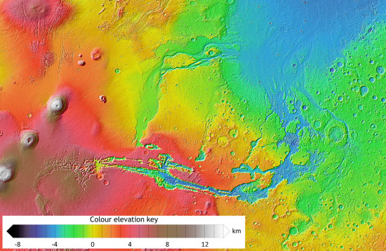 Mapa topográfico obtenido con datos de altimetría láser de la región de Valles Marineris, mostrando las huellas de los antiguos grandes canales de avalancha originados en áreas volcánicas y el antiguo lecho oceánico (en azul).