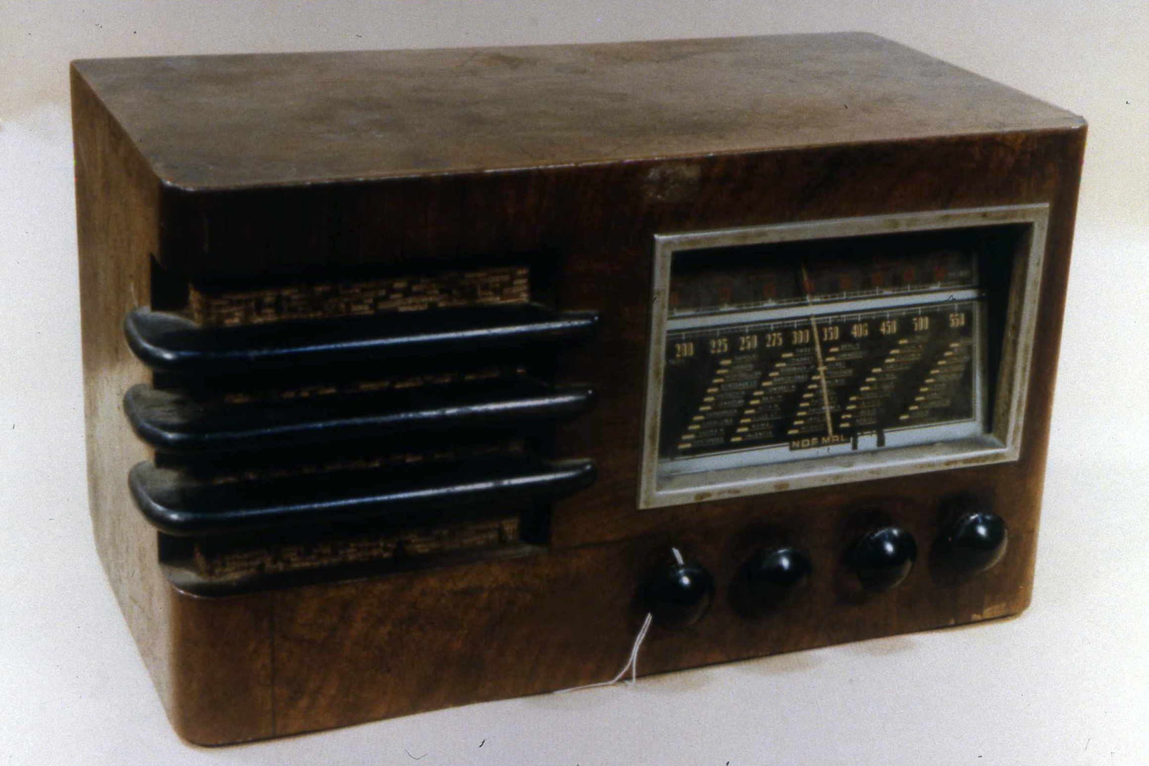 Aparato receptor de radio (19401950) / Fotografías / Multimedia / SINC