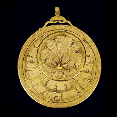 <p>Astrolabio Magrebí (c.1700 madre, araña y dos de las láminas y c.1200 cuatro de las láminas). Representación de la esfera celeste que permitía resolver cuestiones de astronomía, astrología y topografía. / MUNCYT</p>