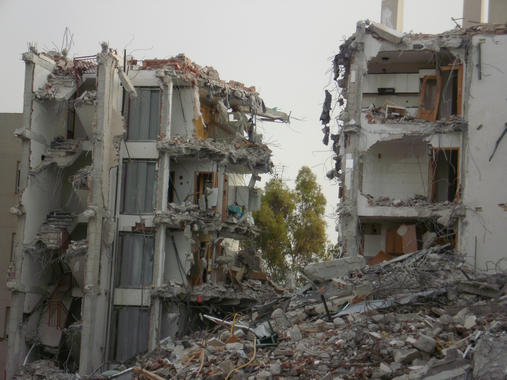 <p>Un edificio de la ciudad de Lorca tras el terremoto. Imagen por <a href="http://www.flickr.com/photos/66068356@N06/6014890714/" target="_blank">Lorca 072</a>.</p>